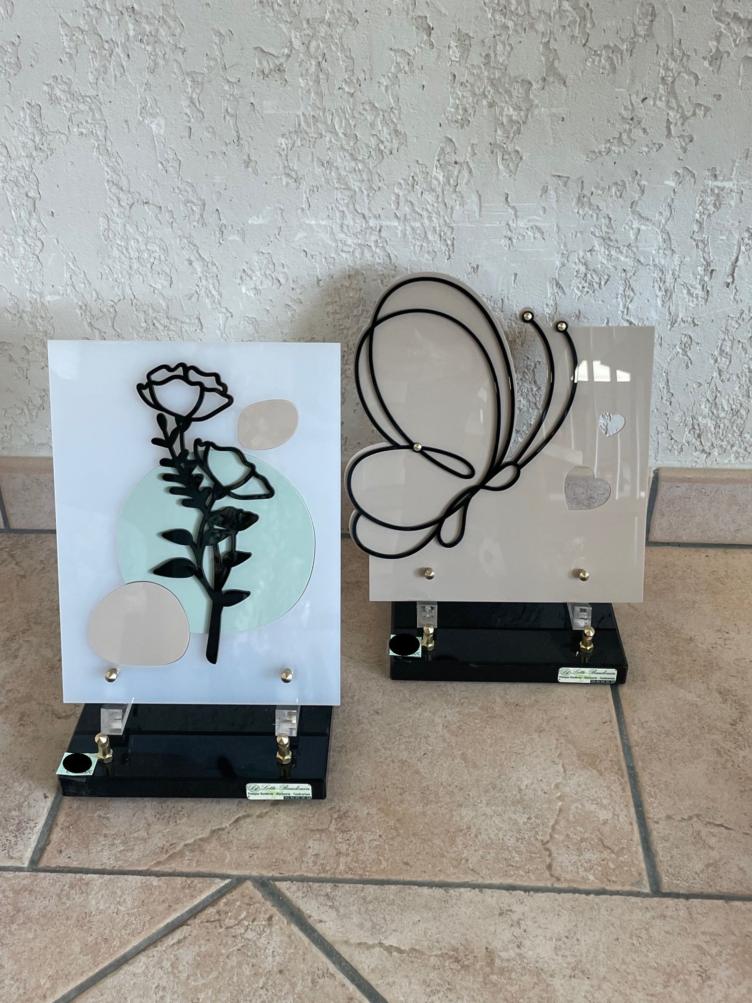 Plaque en forme de papillon et fleurs