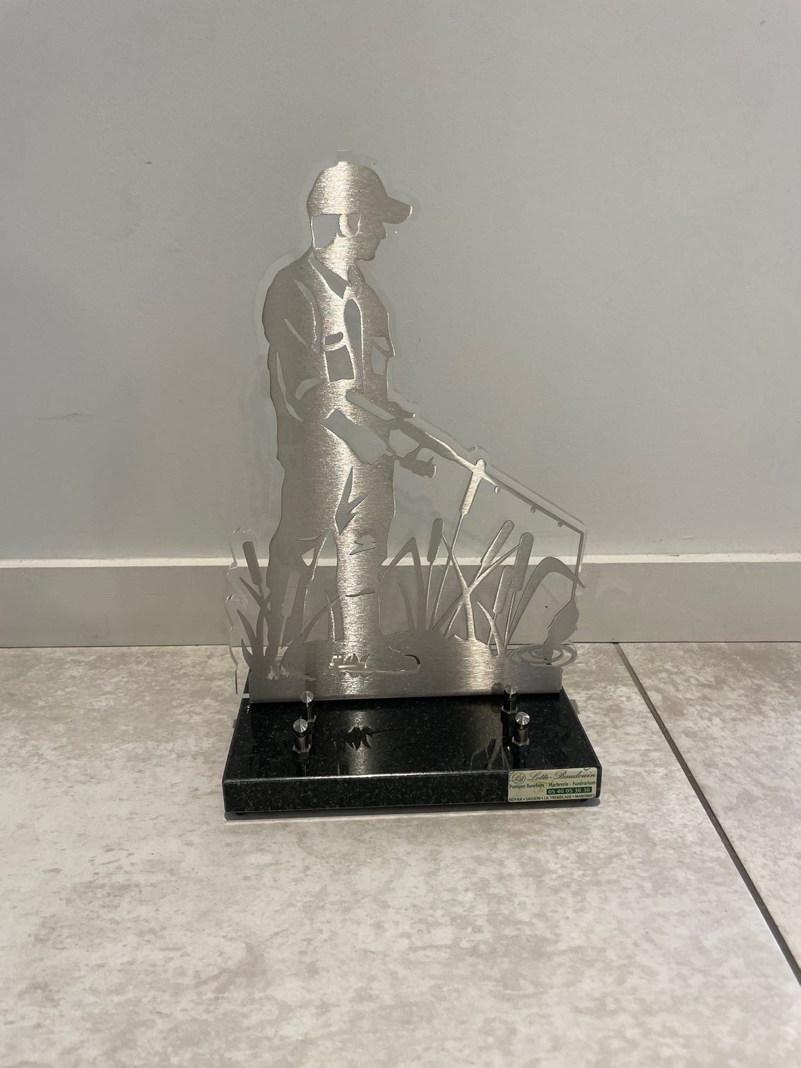 Plaque représentant un homme en train de pêcher