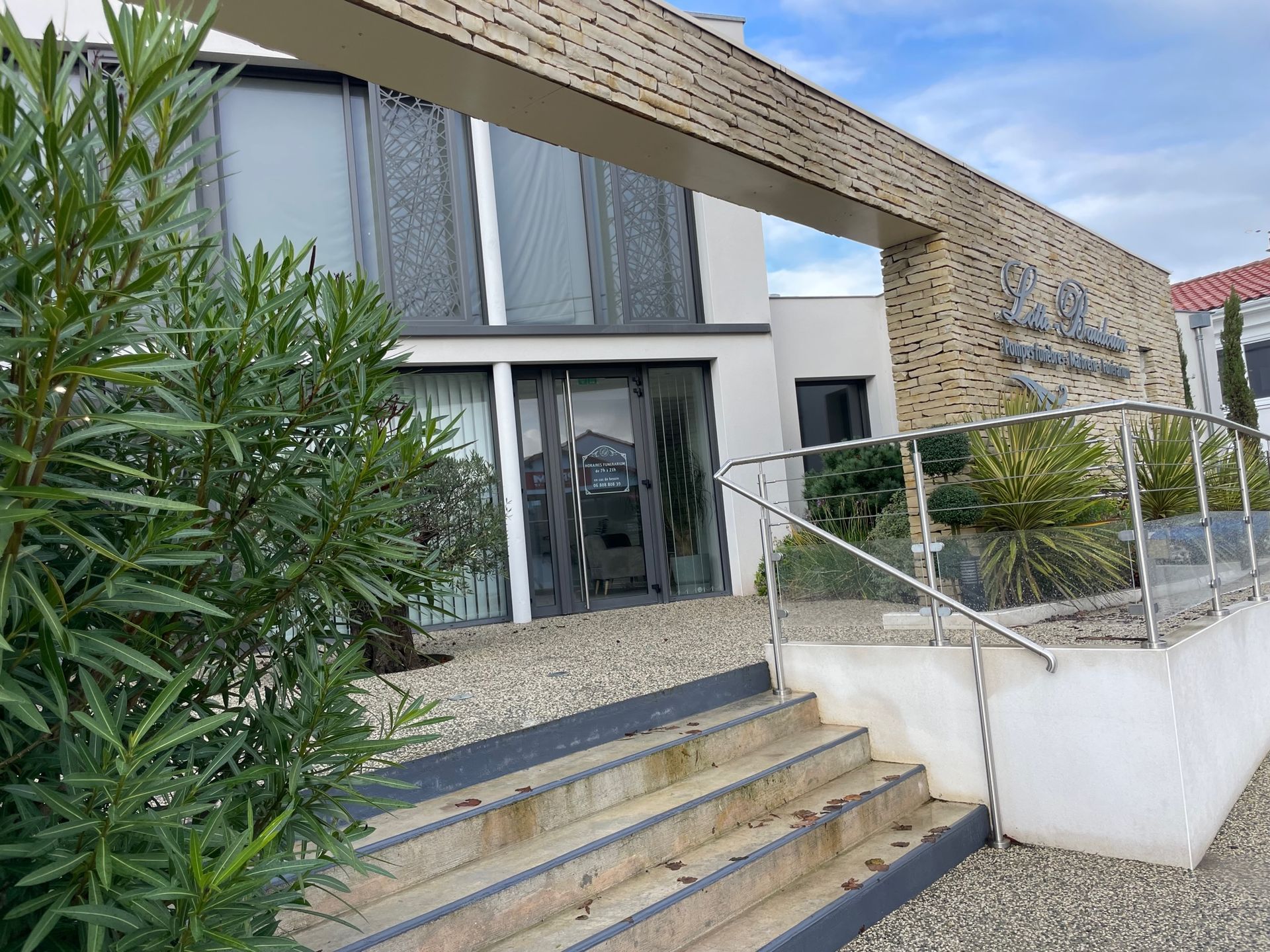 Entrée de l'agence de Royan avec escaliers