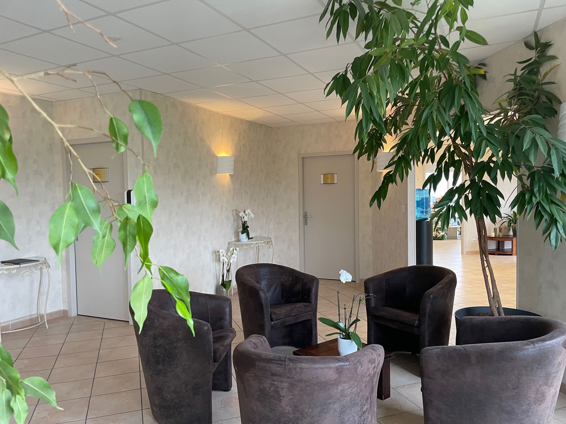 Salon de discussion avec fauteuils noirs de l'agence de La Tremblade