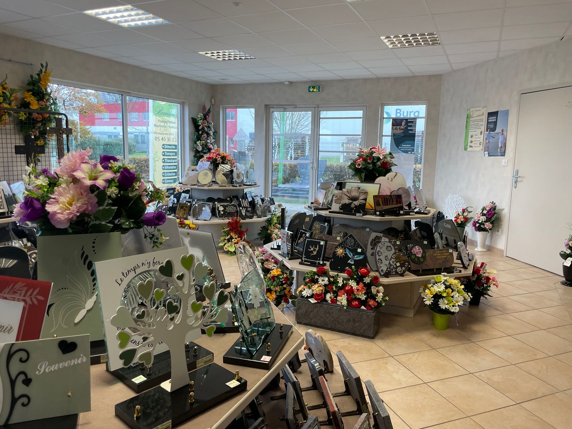 Intérieur du magasin d'articles funéraires de l'agence de La Tremblade