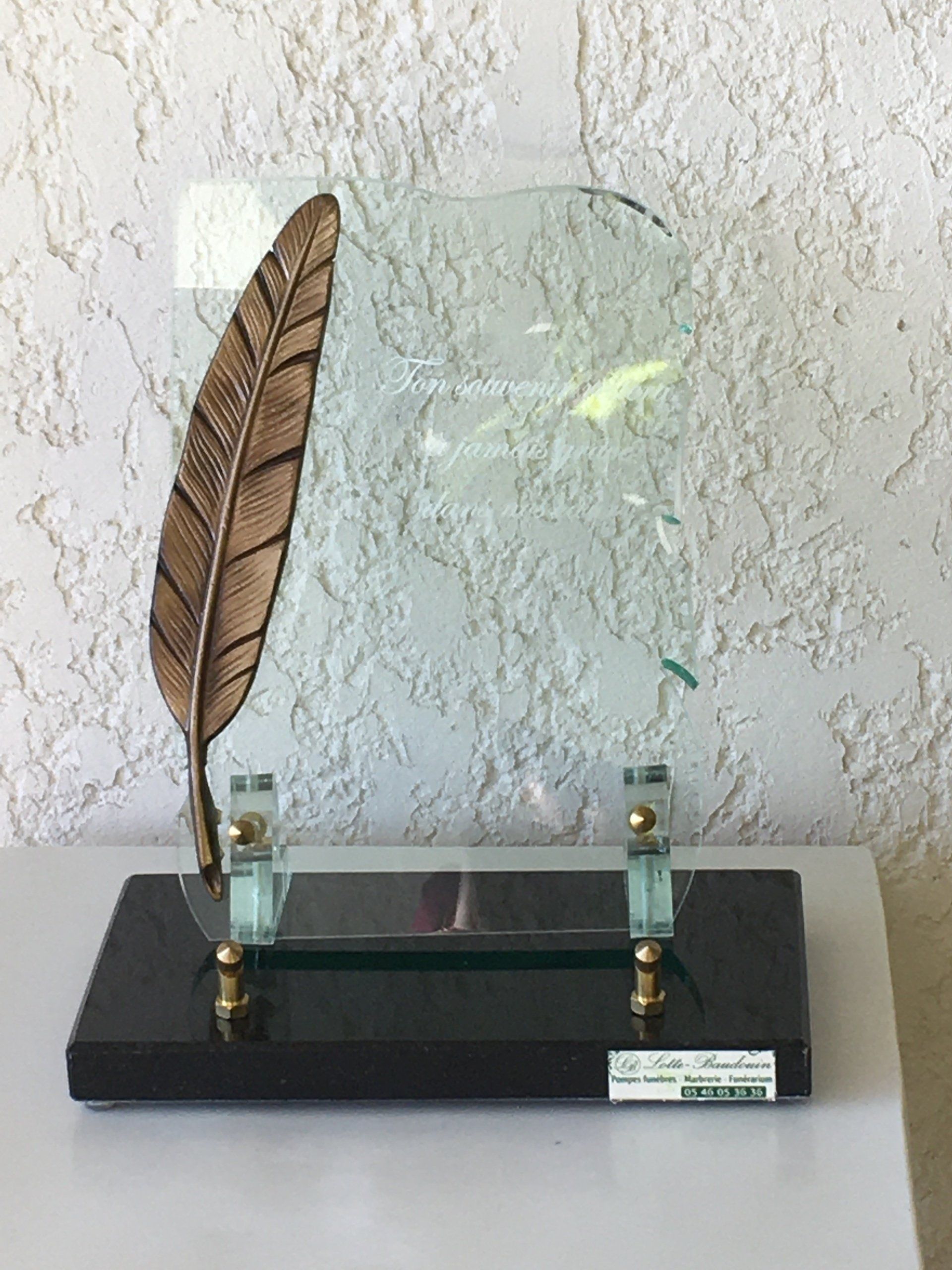 Plaque en forme de parchemin avec plume à encre