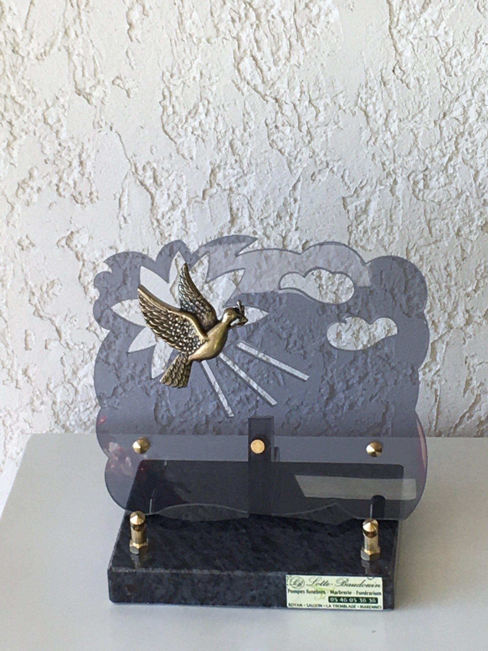 Plaque en forme de nuage avec une colombe dorée