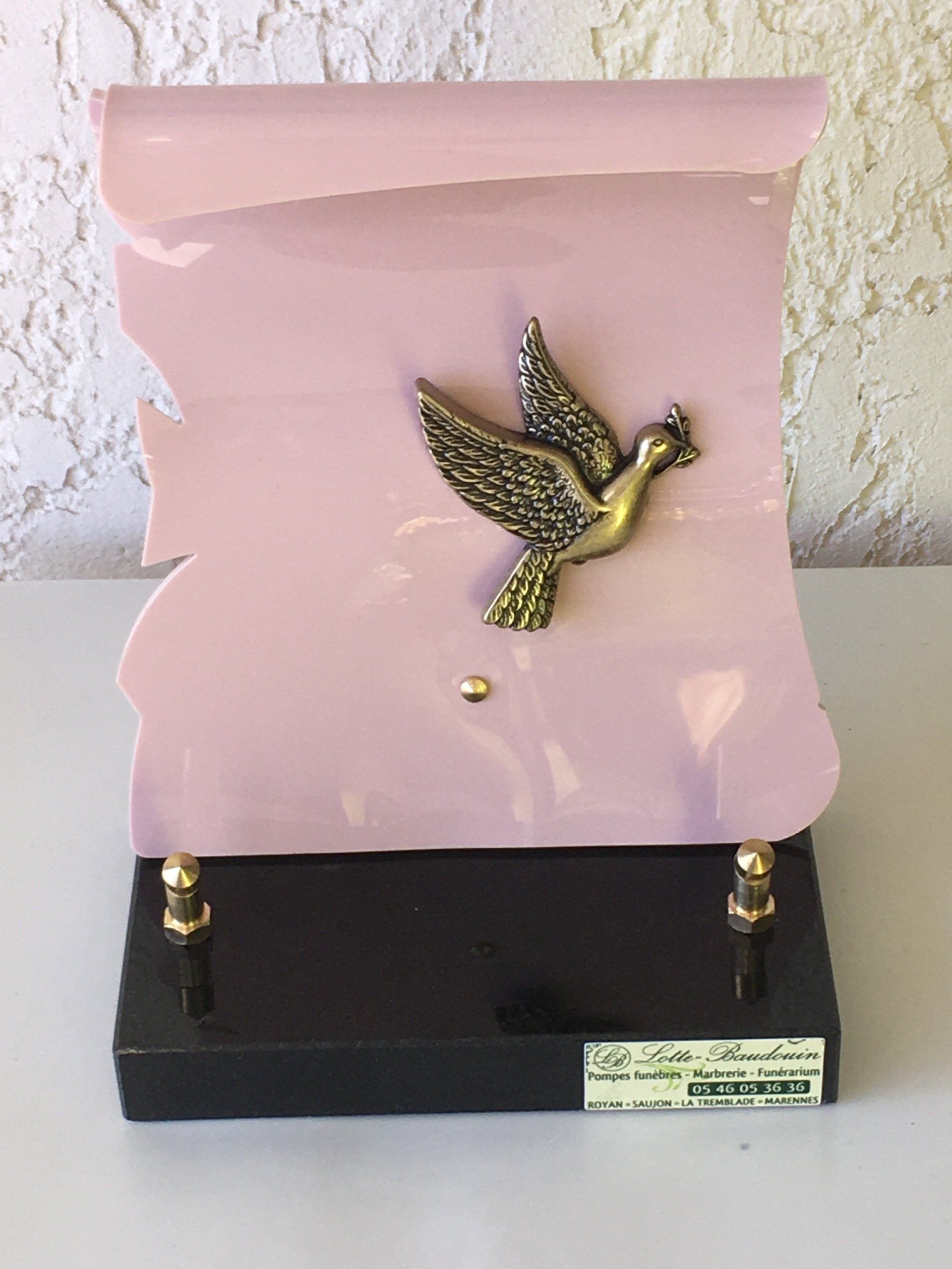 Plaque en forme de parchemin rose avec colombe dorée