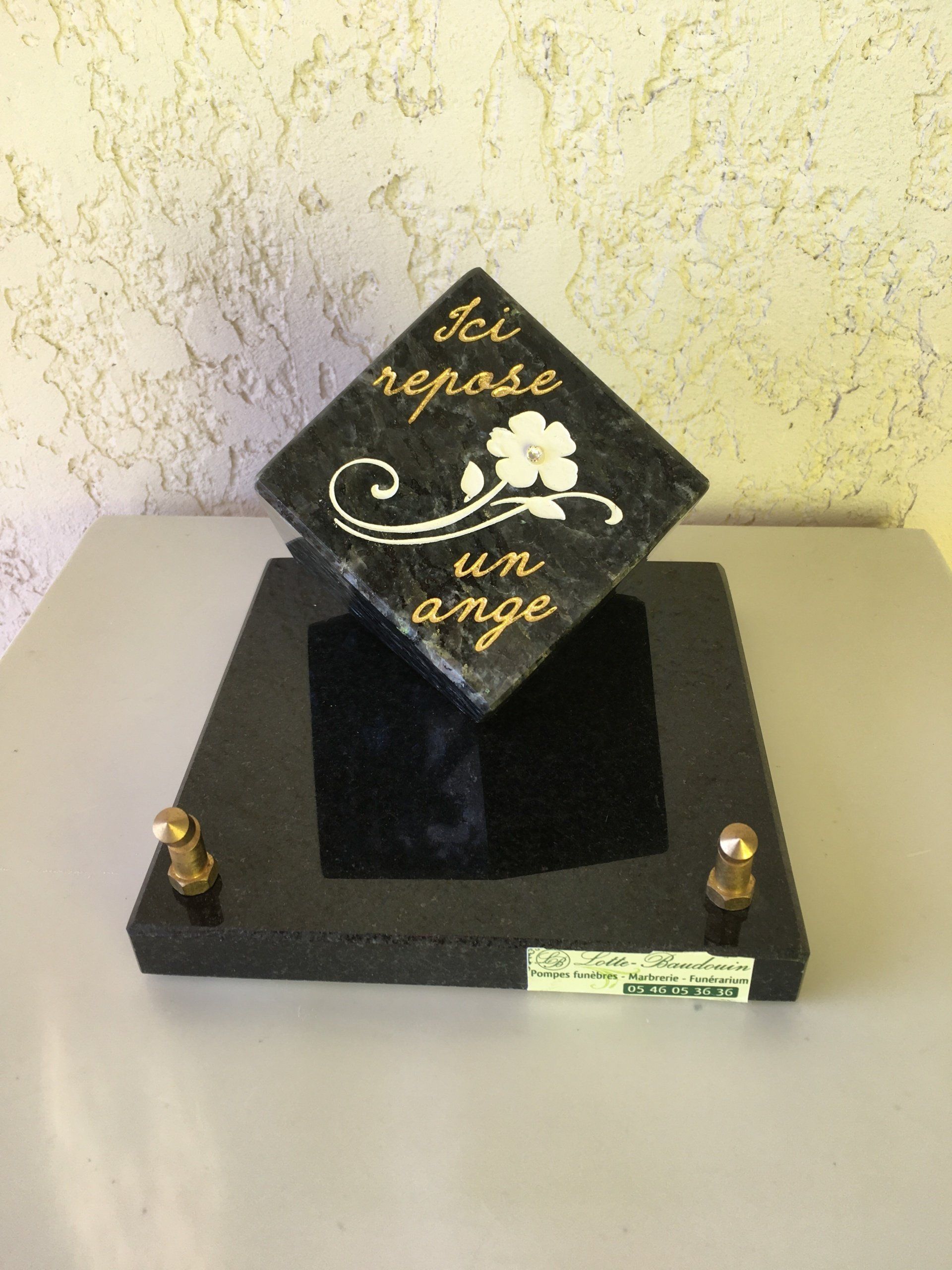 Plaque gravée avec texte et fleur de tulipe