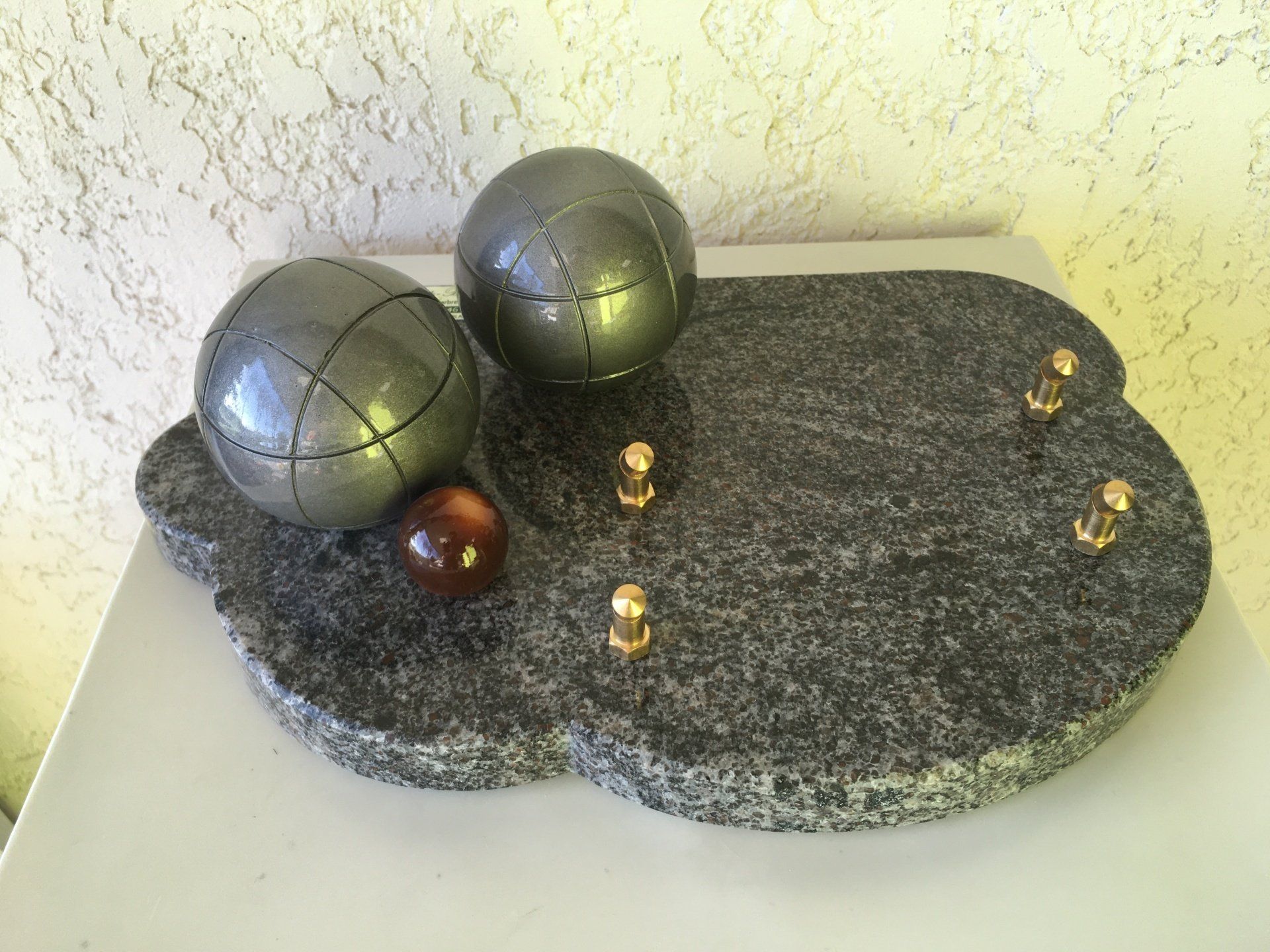 Plaque avec deux boules de pétanque intégrées