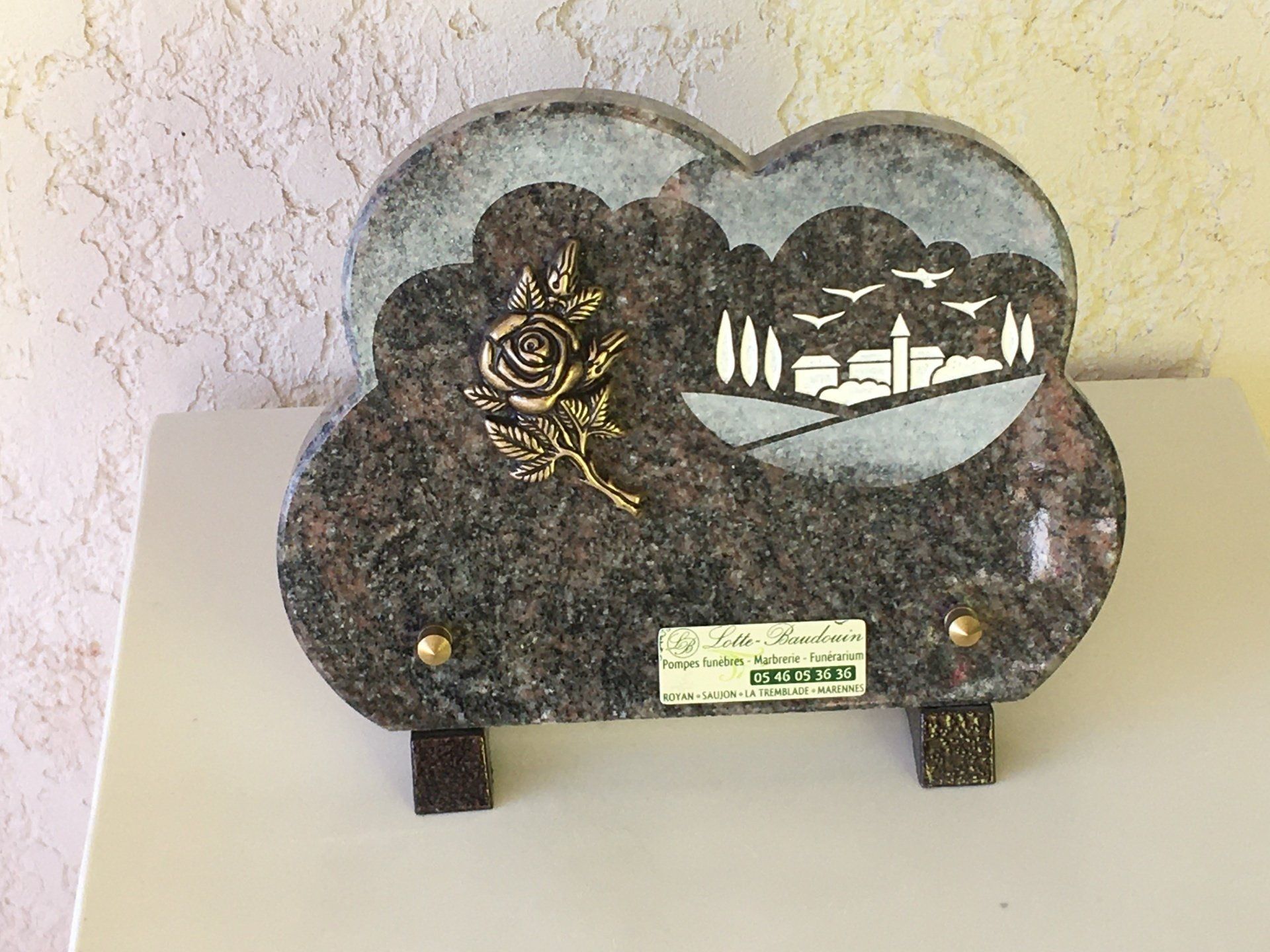 Plaque gravée avec ville et céramique rose dorée