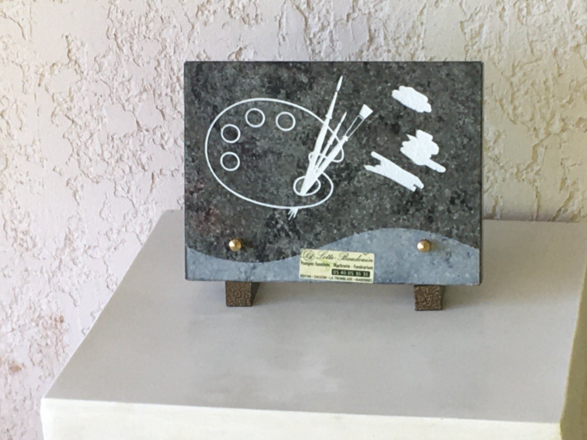 Plaque gravée avec pinceaux et traces de peinture