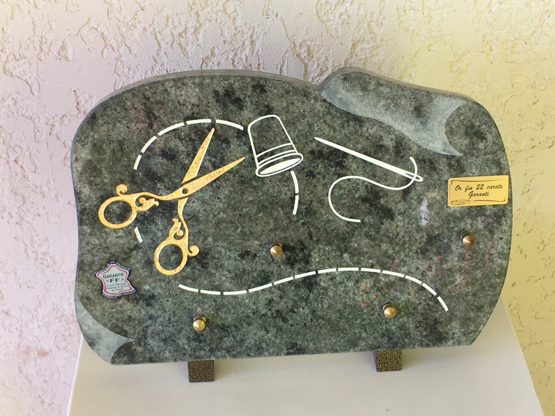 Plaque gravée avec ciseaux et dé à coudre