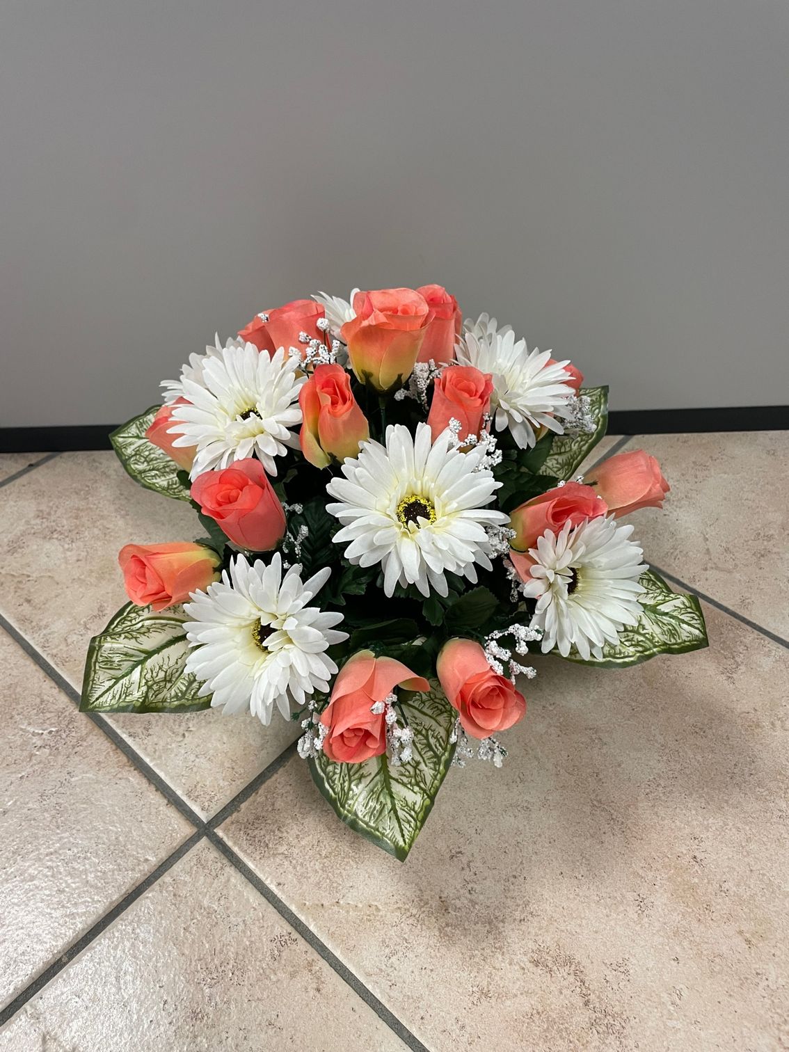 Pot de fleurs roses saumon, tulipe blanches et de misère.