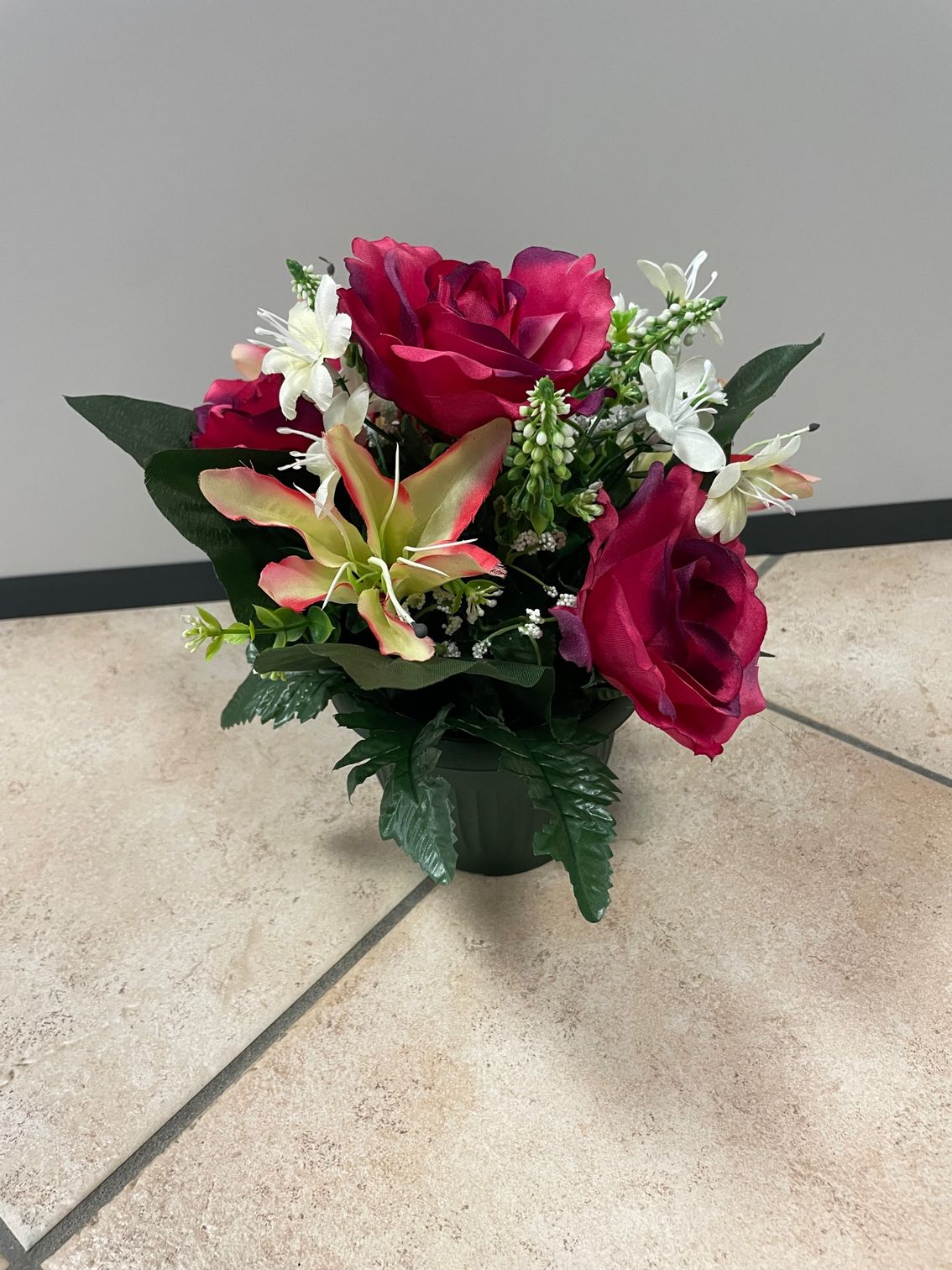 Pot de fleur avec grandes roses rouges