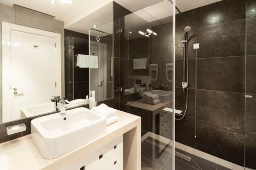 Un baño con lavabo y ducha.