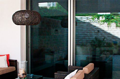 Una sala de estar con sofá, silla, mesa y lámpara.