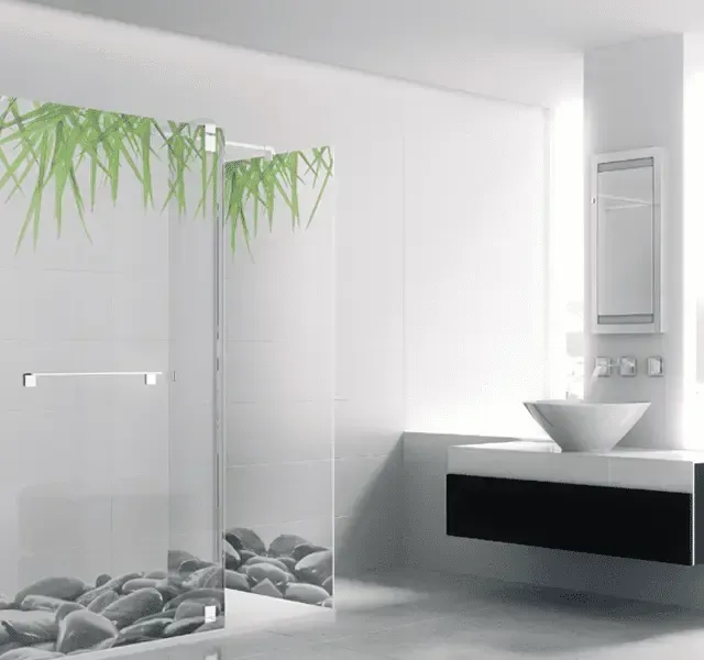 Un baño con lavabo y ducha.
