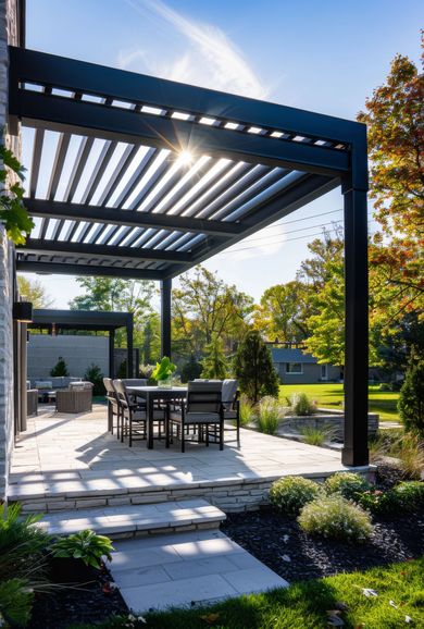 Terrasse moderne dans un jardin ensoleillé, avec pergola noire, table à manger et pas japonais.