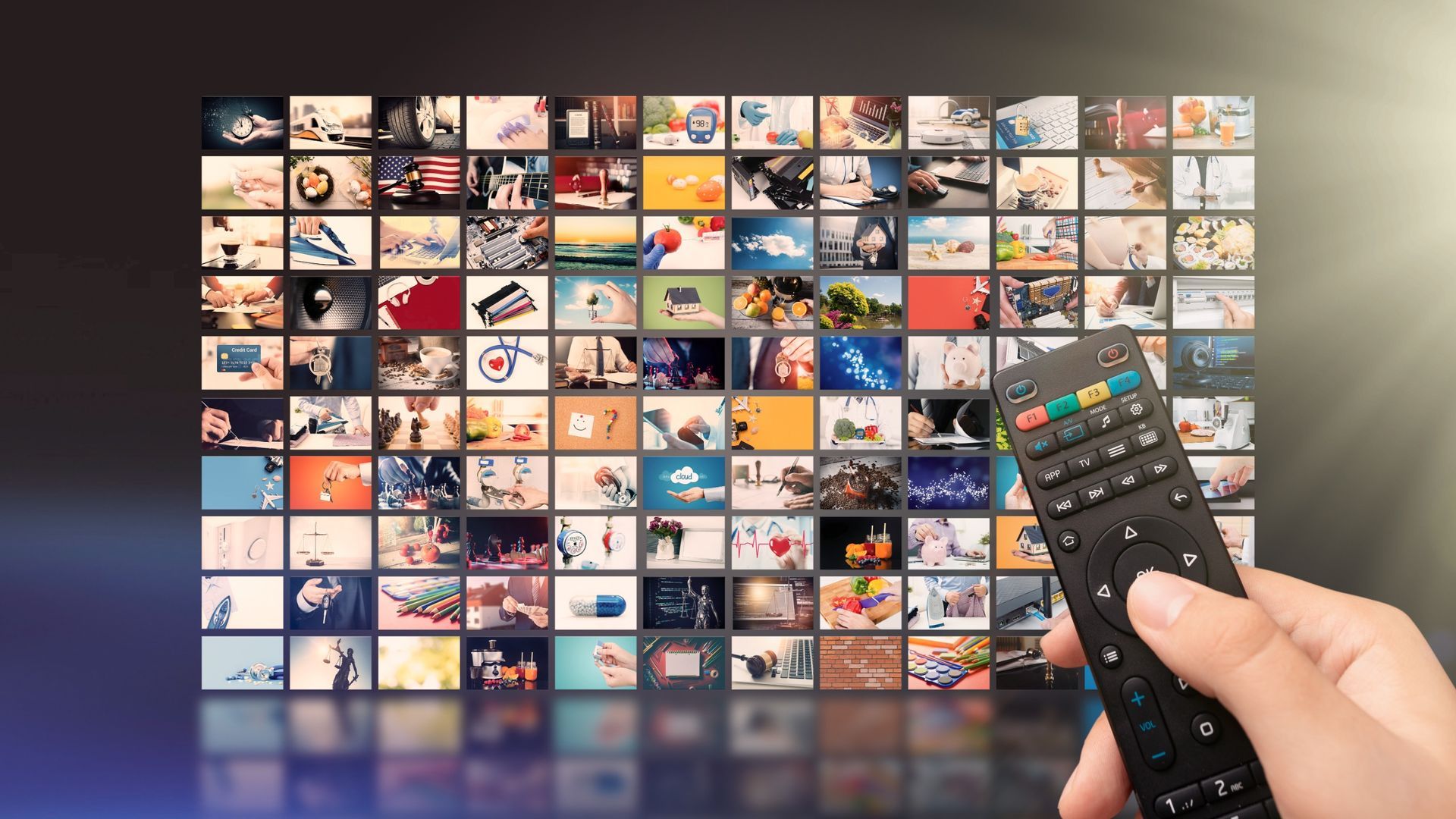 Una persona sostiene un control remoto frente a una pantalla de televisión llena de imágenes.