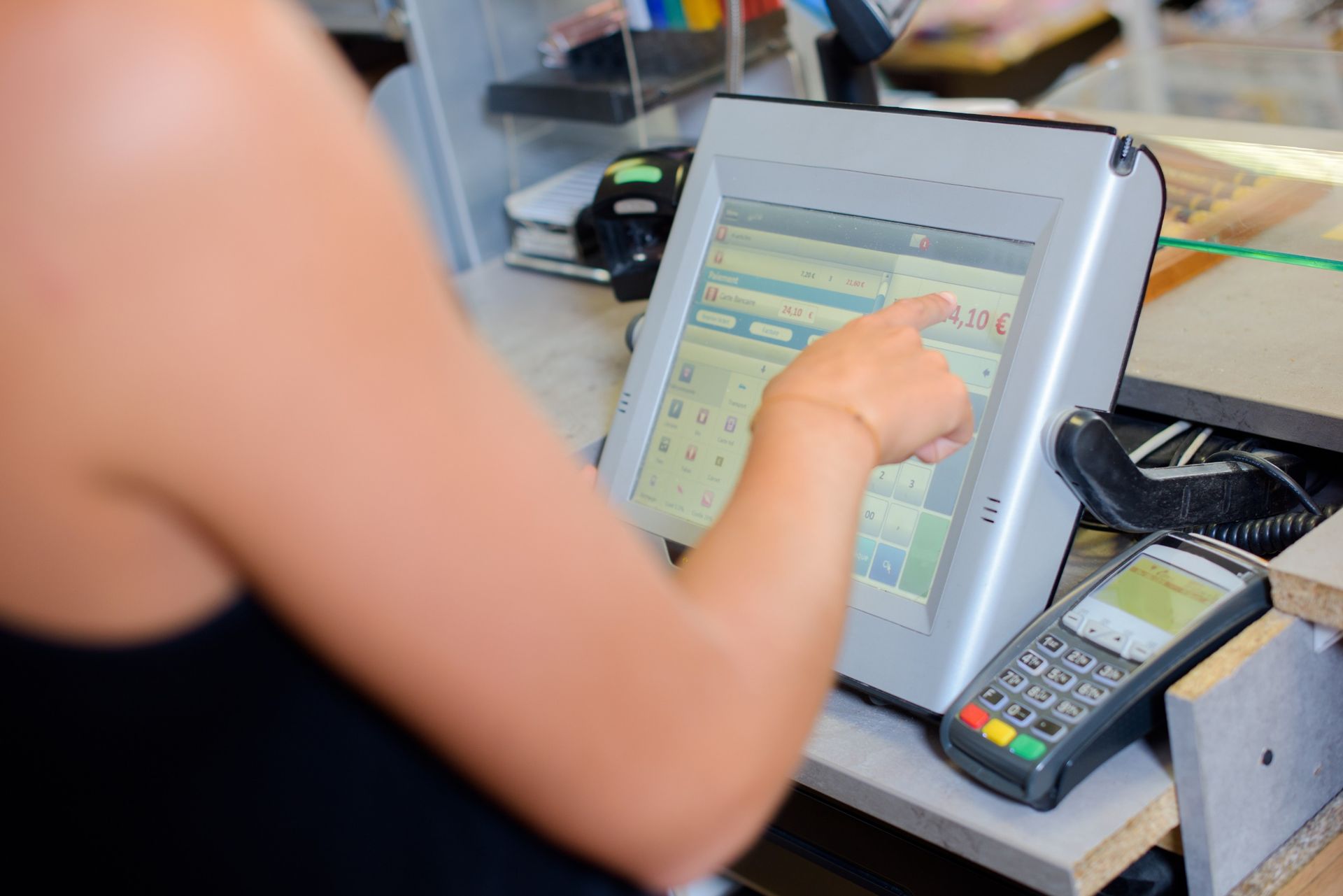 Una mujer está usando una tableta en una tienda.