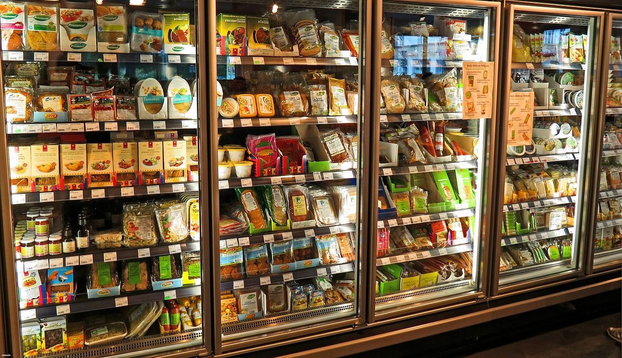 Un refrigerador de un supermercado lleno de mucha comida.