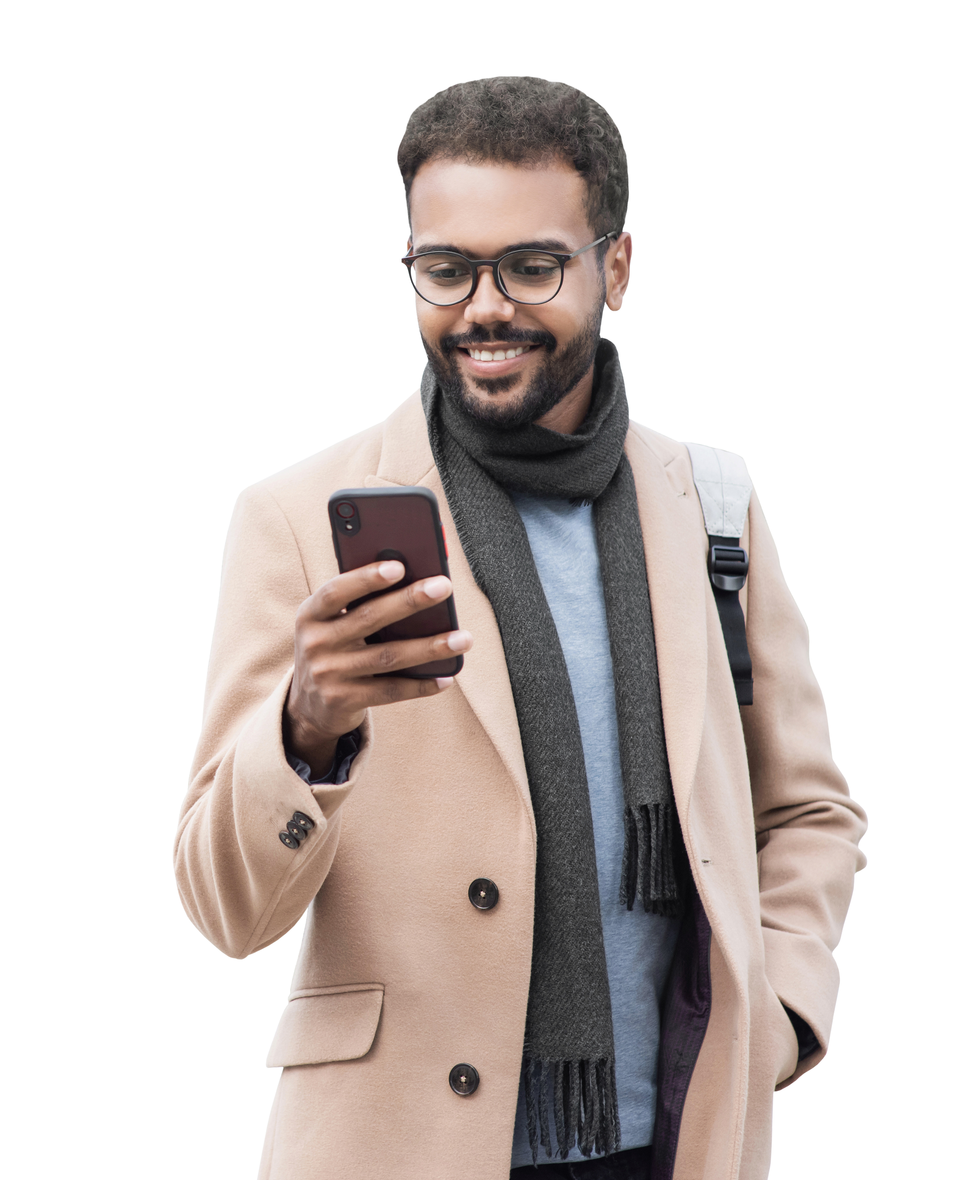 Un homme regarde son téléphone en souriant