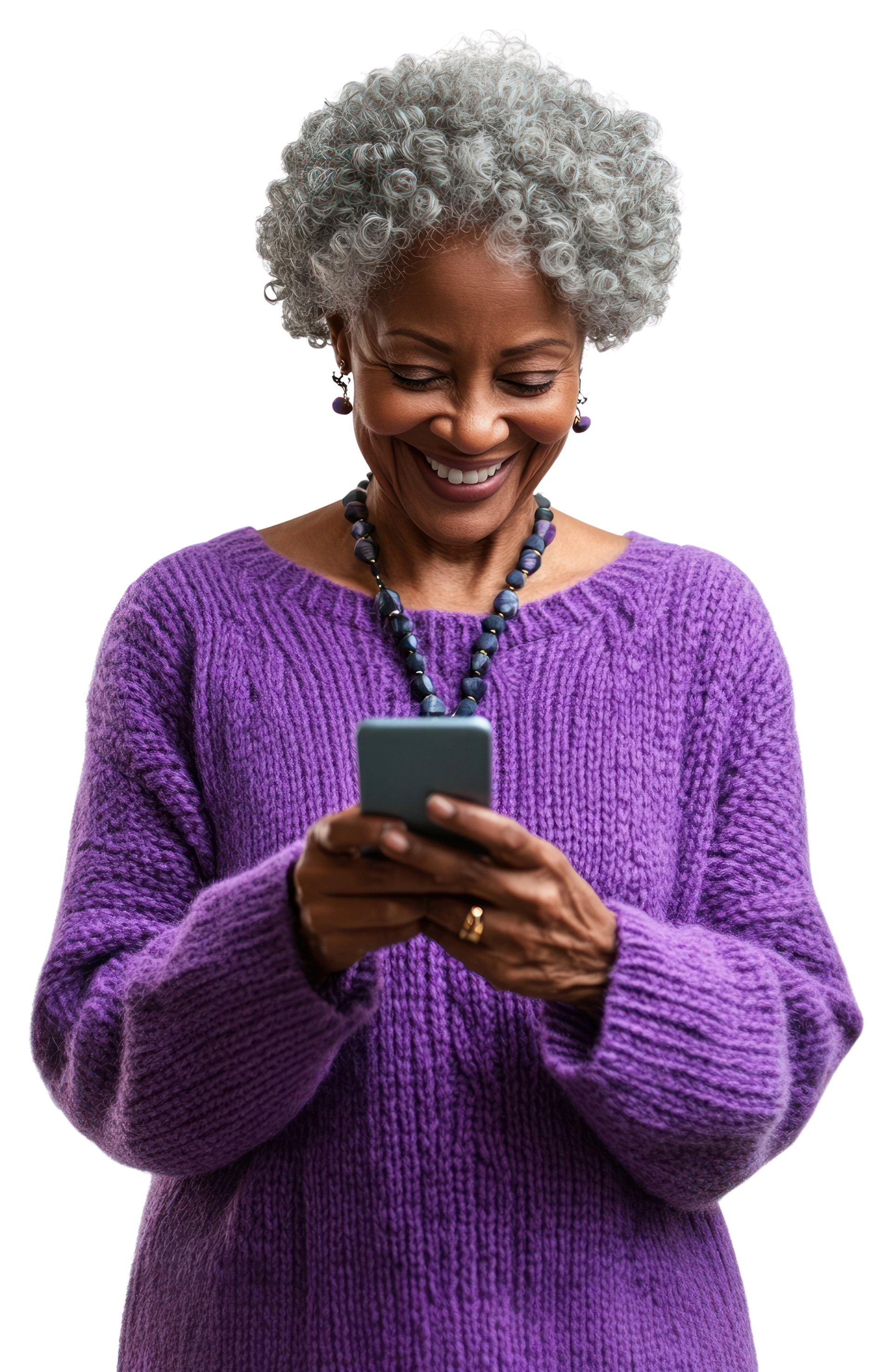 Une vieille dame qui regarde son téléphone en souriant