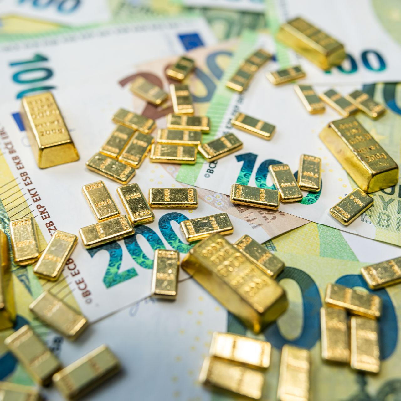 Un tas de billets avec des lingots et lingotins dessus