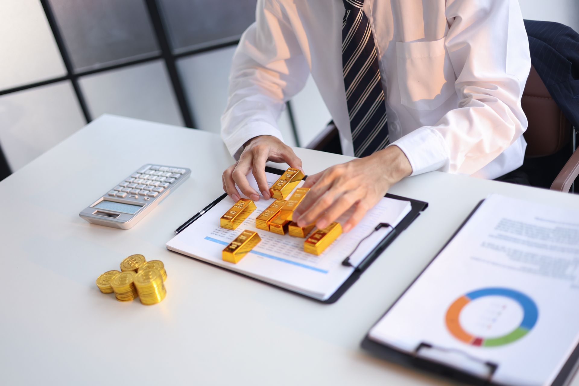 Des papiers et des lingots sur un bureau