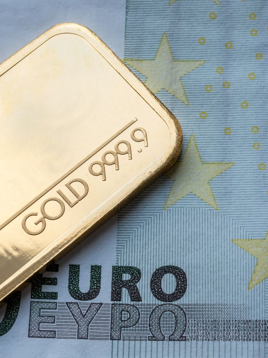 Un billet et un lingotin dessus