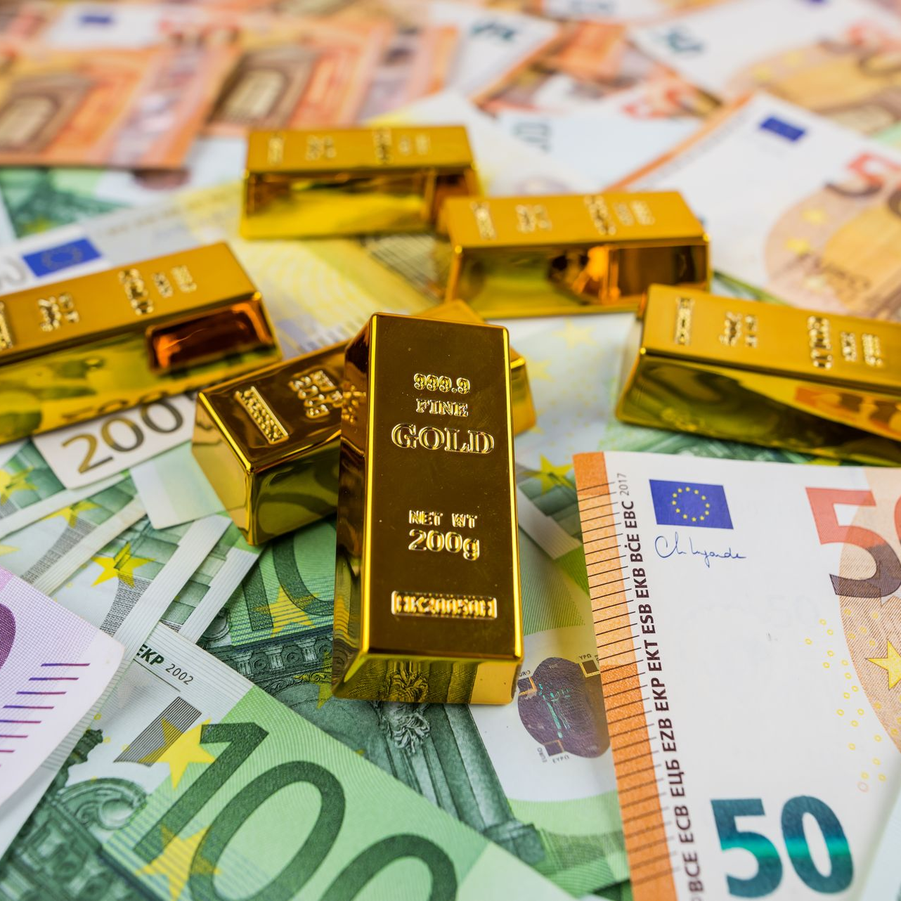 Lingots et billets de 50 et 100 euros