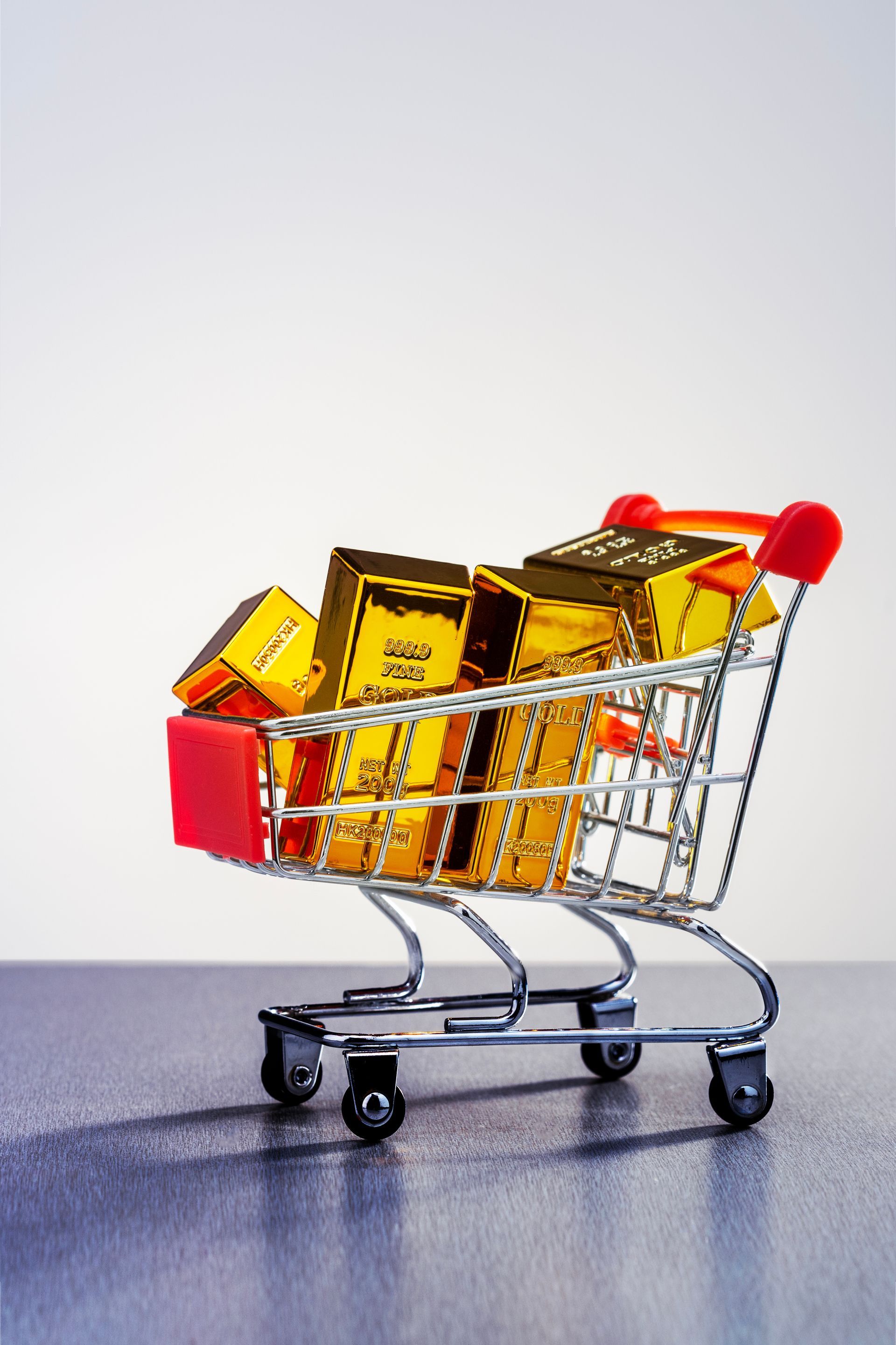 Un petit caddie avec des lingots d'or