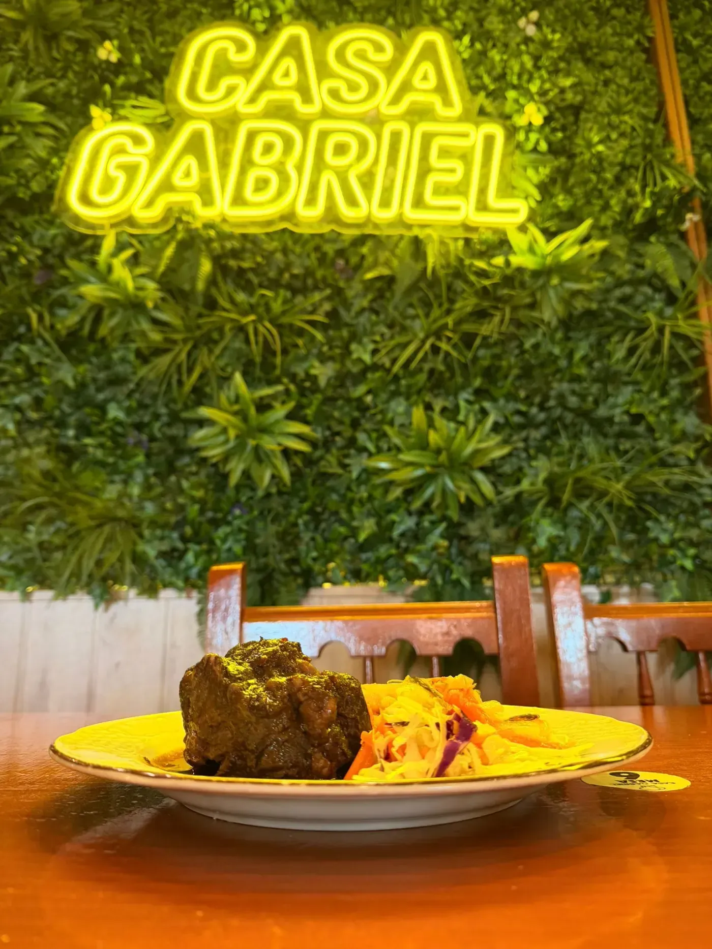 un letrero de neón que dice 