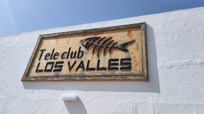Un cartel en una pared que dice tele club los valles