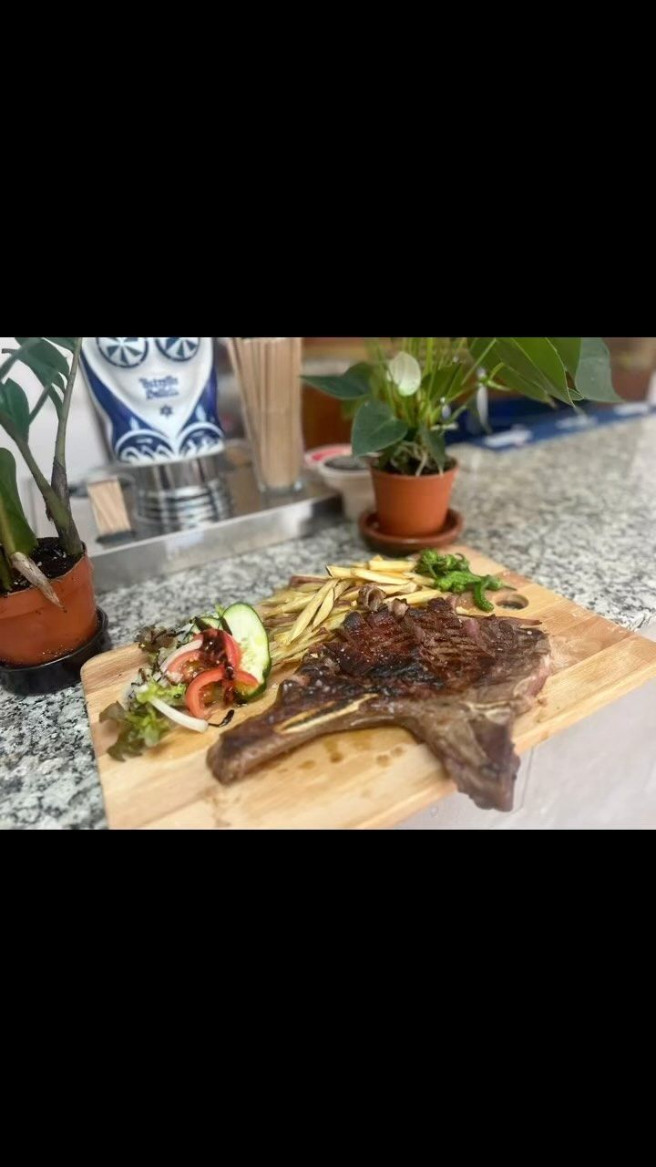 Un filete grande está colocado encima de una tabla de cortar de madera.