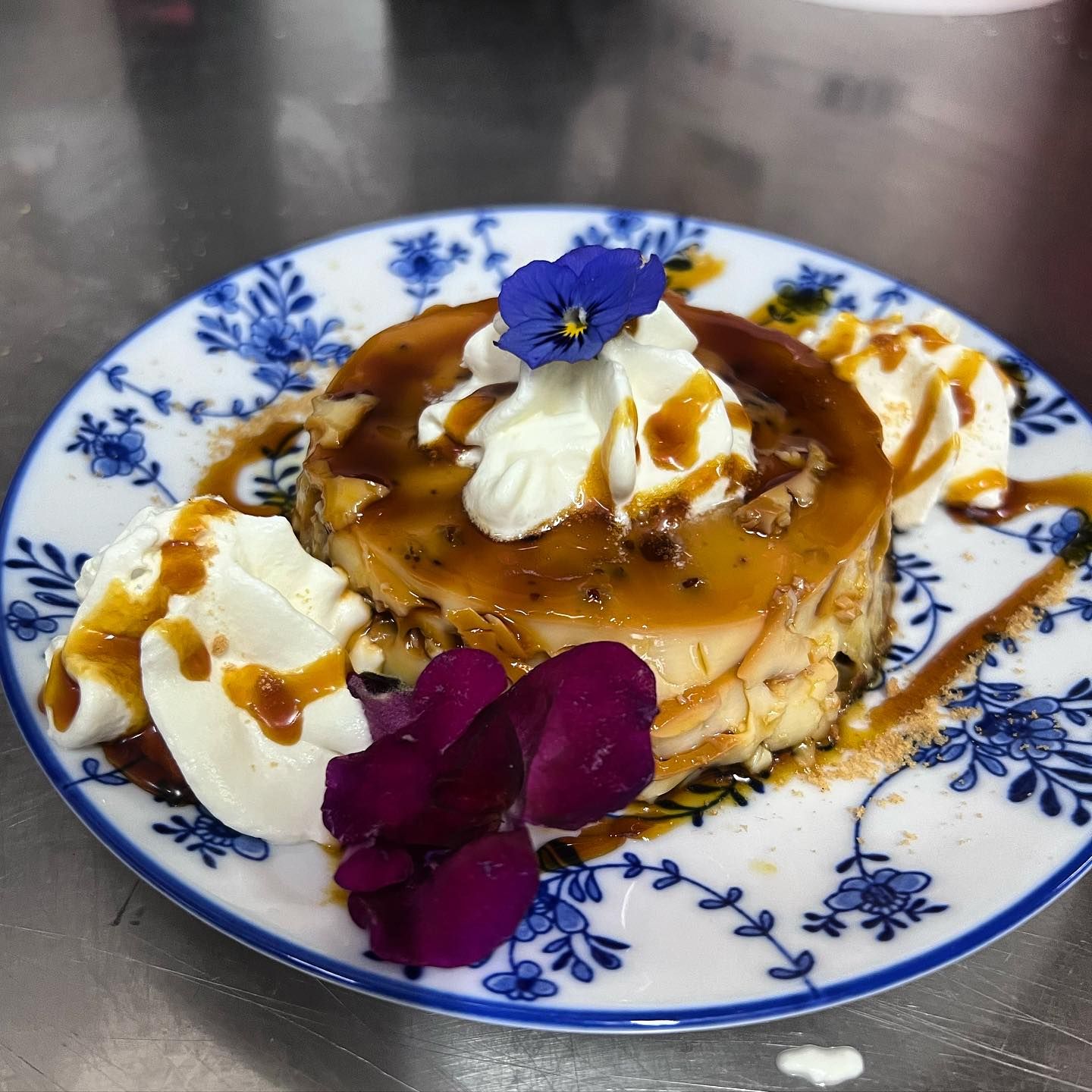 Un plato azul y blanco con un postre encima.