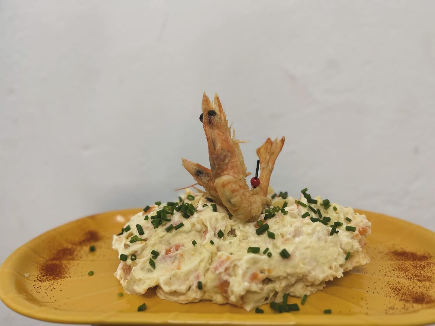 Un primer plano de un plato de comida sobre una mesa.