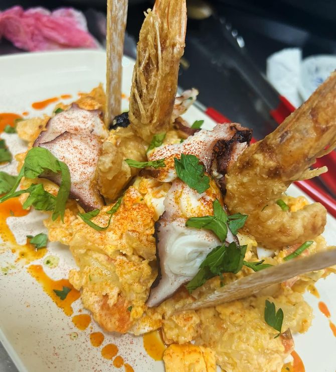 Un primer plano de un plato de comida sobre una mesa.