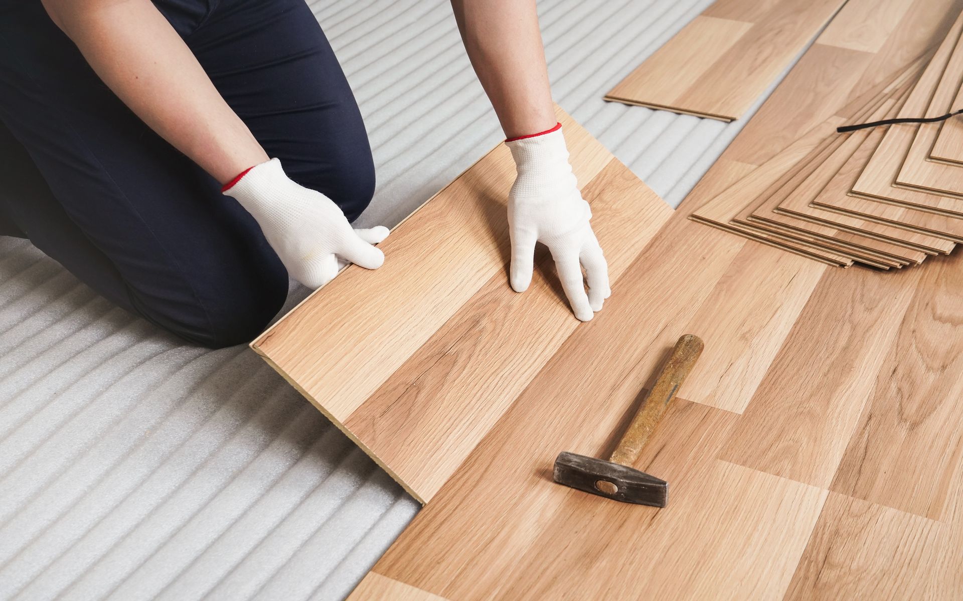 Un technicien pose du parquet