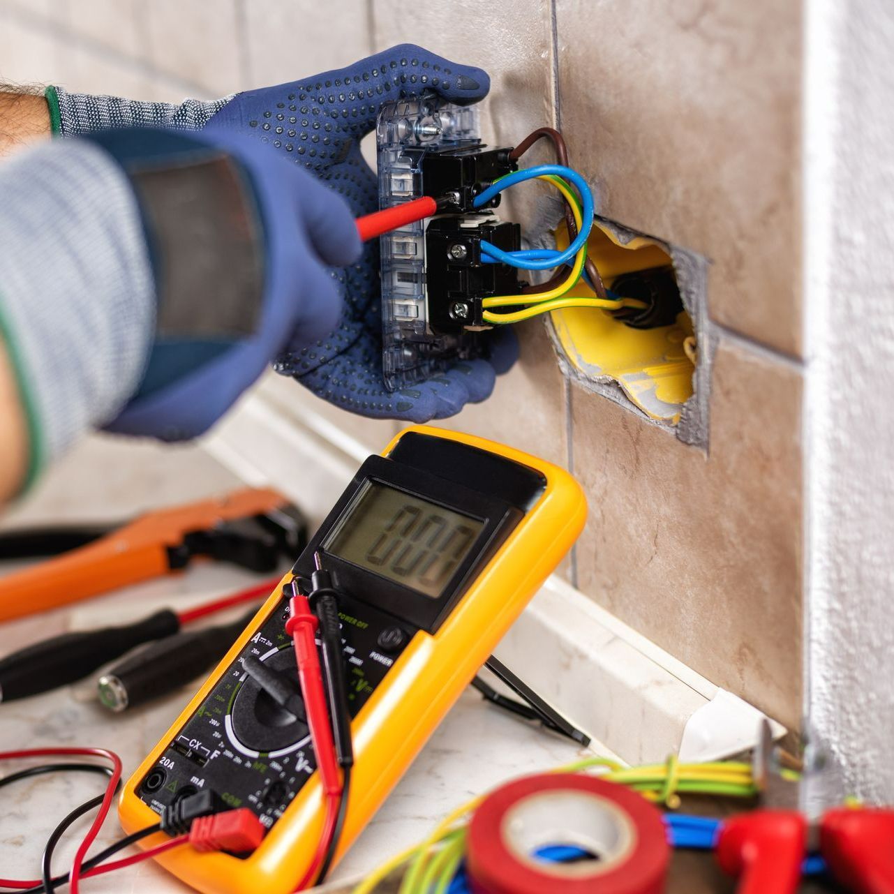 Un technicien installe une prise