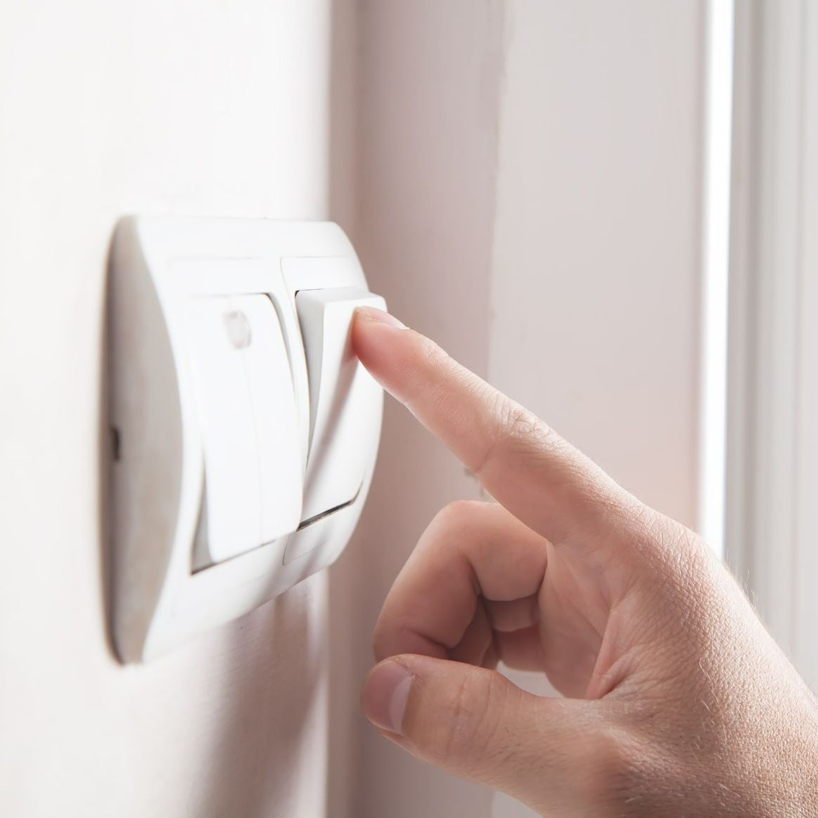 Une personne allume la lumière