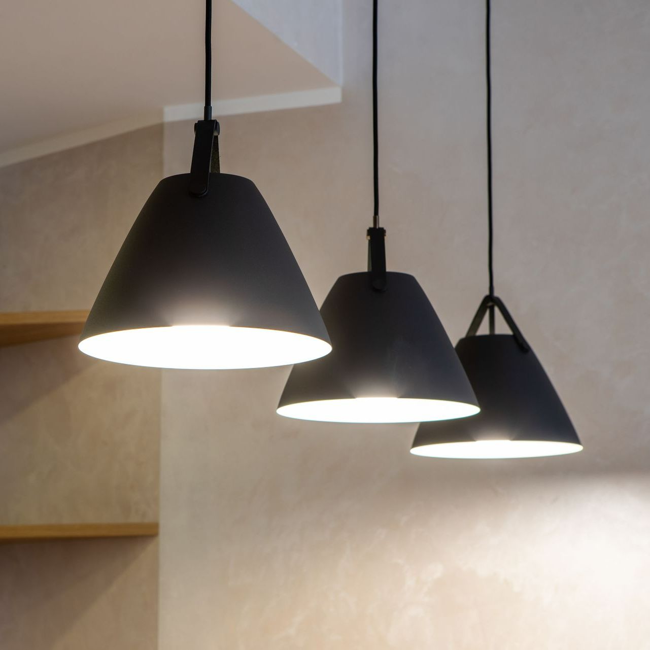 Trois suspensions noires