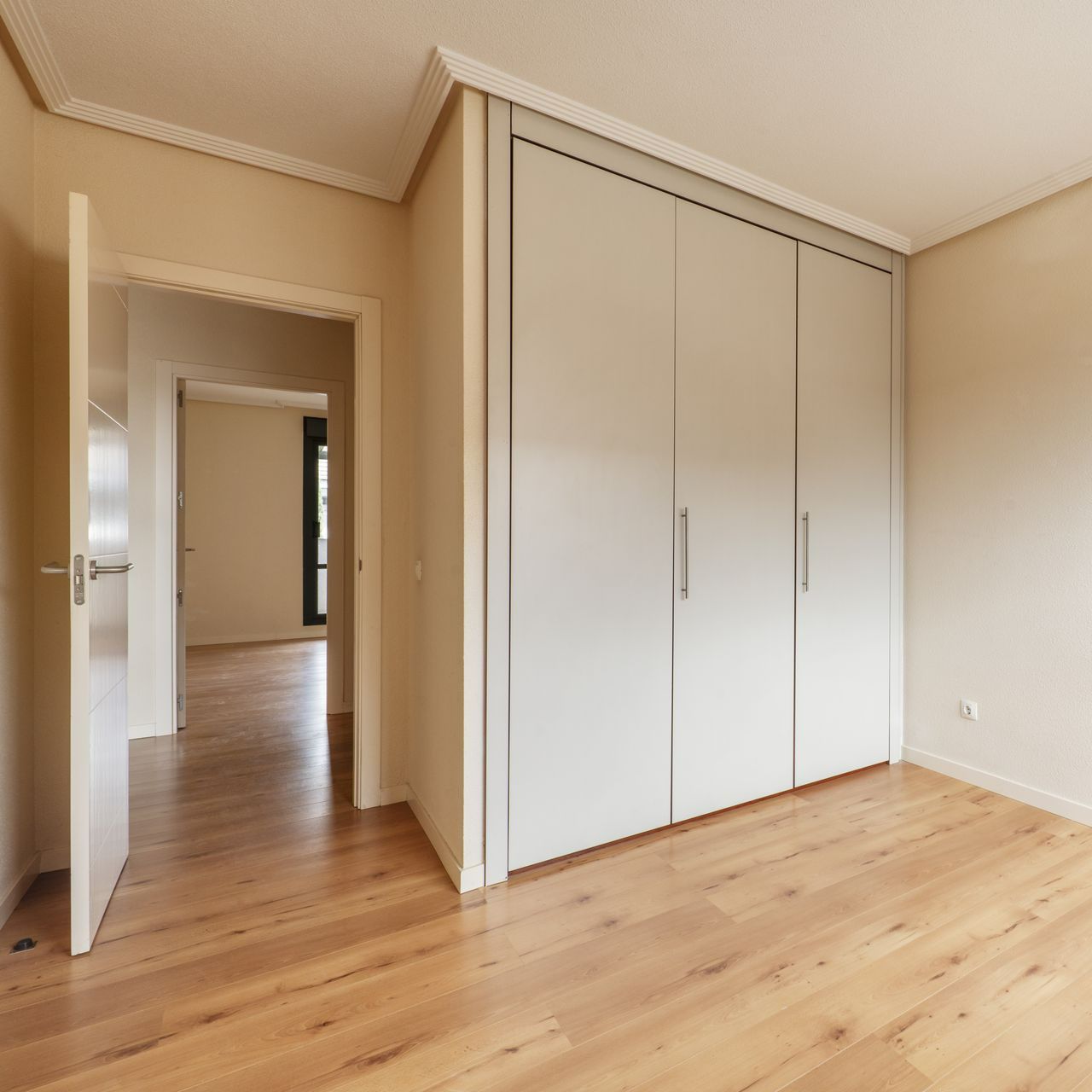 Un placard dans une chambre
