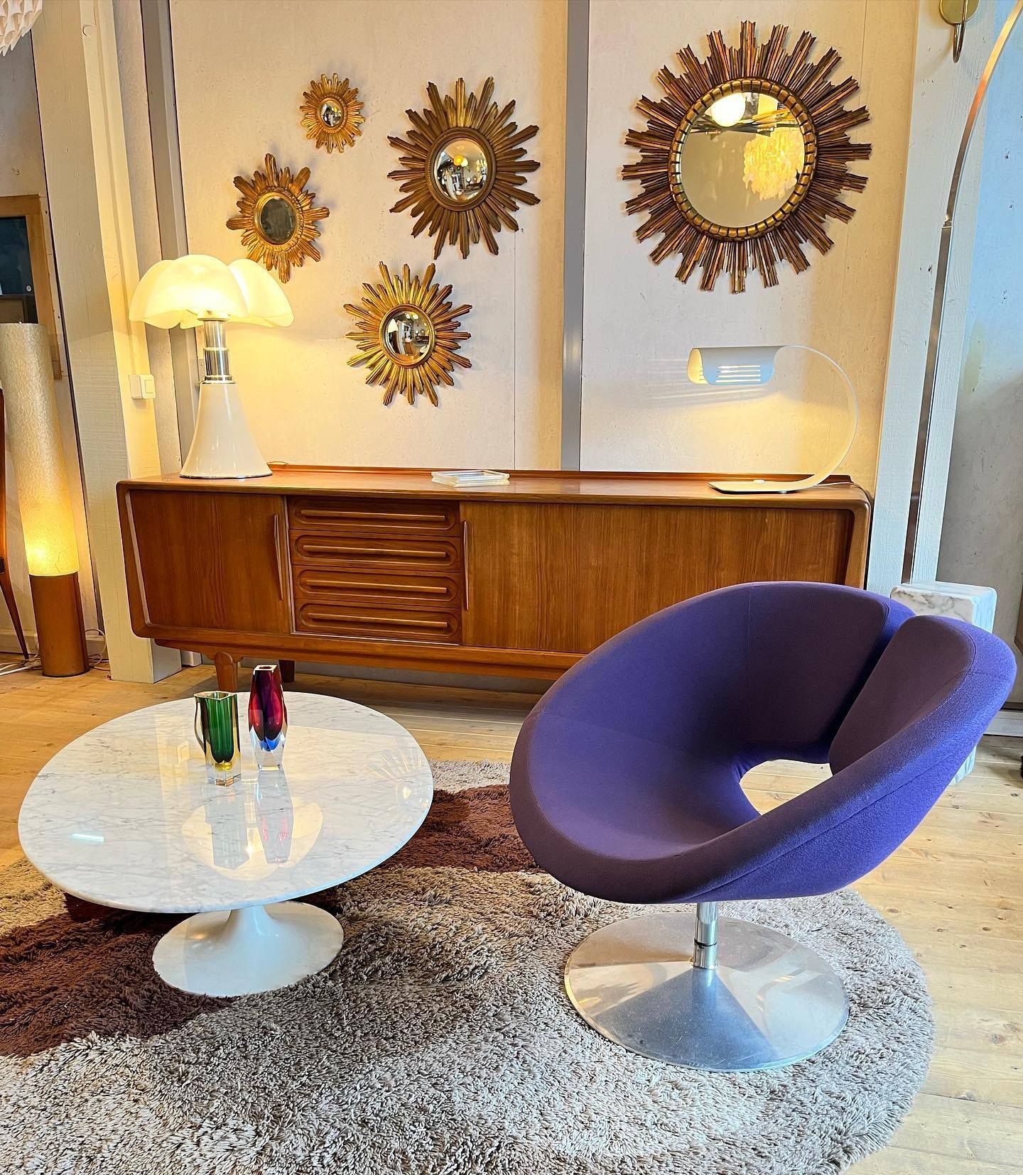 Table basse tulipe avec fauteuil design bleu et lampe Pipistrello