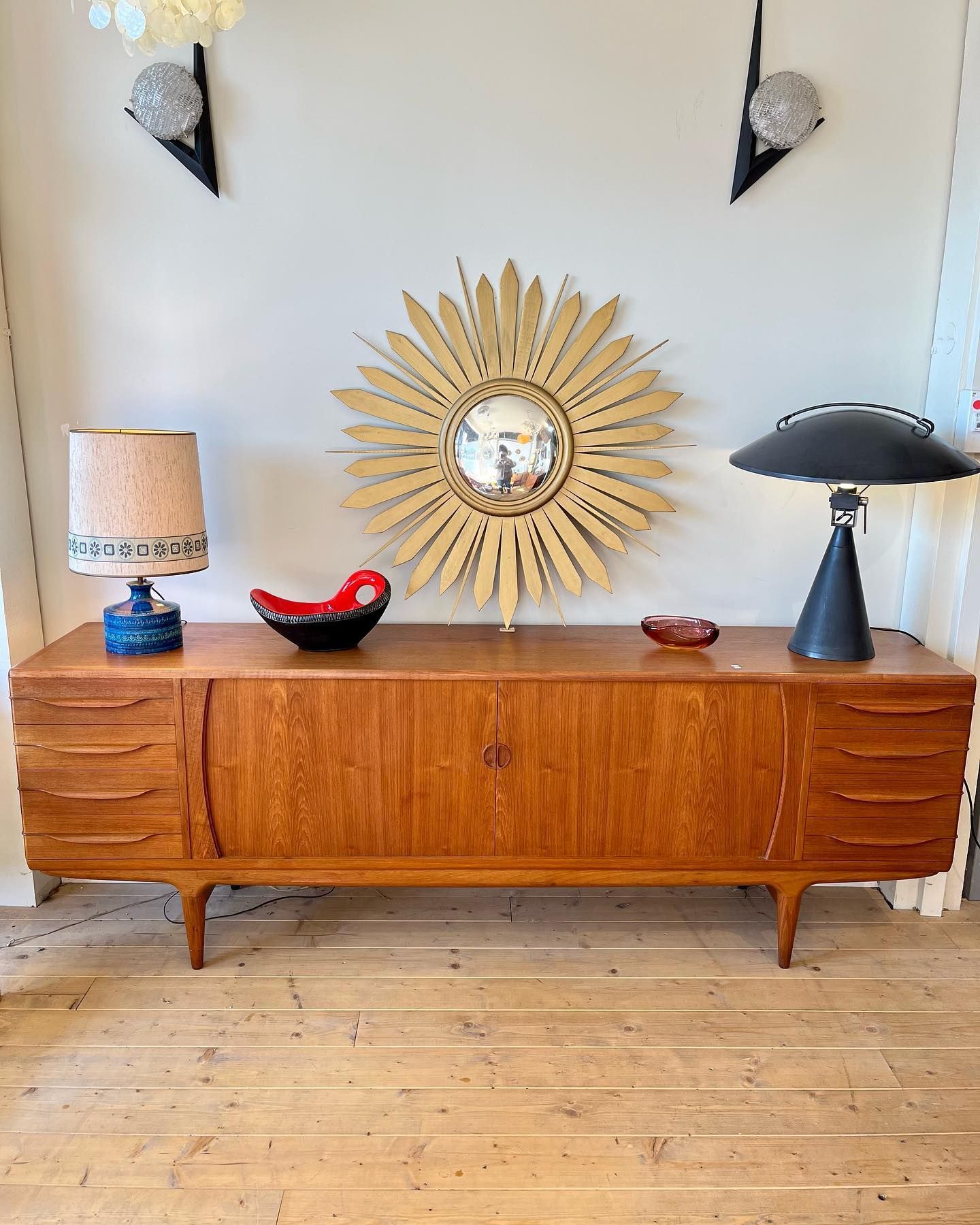 Buffet avec lampe et miroir