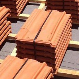 Tas de tuiles prêt à être poser