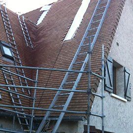 Échafaudage et échelles sur une toiture