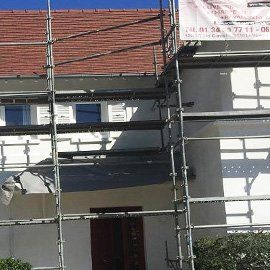 échafaudage autour d'une grande maison