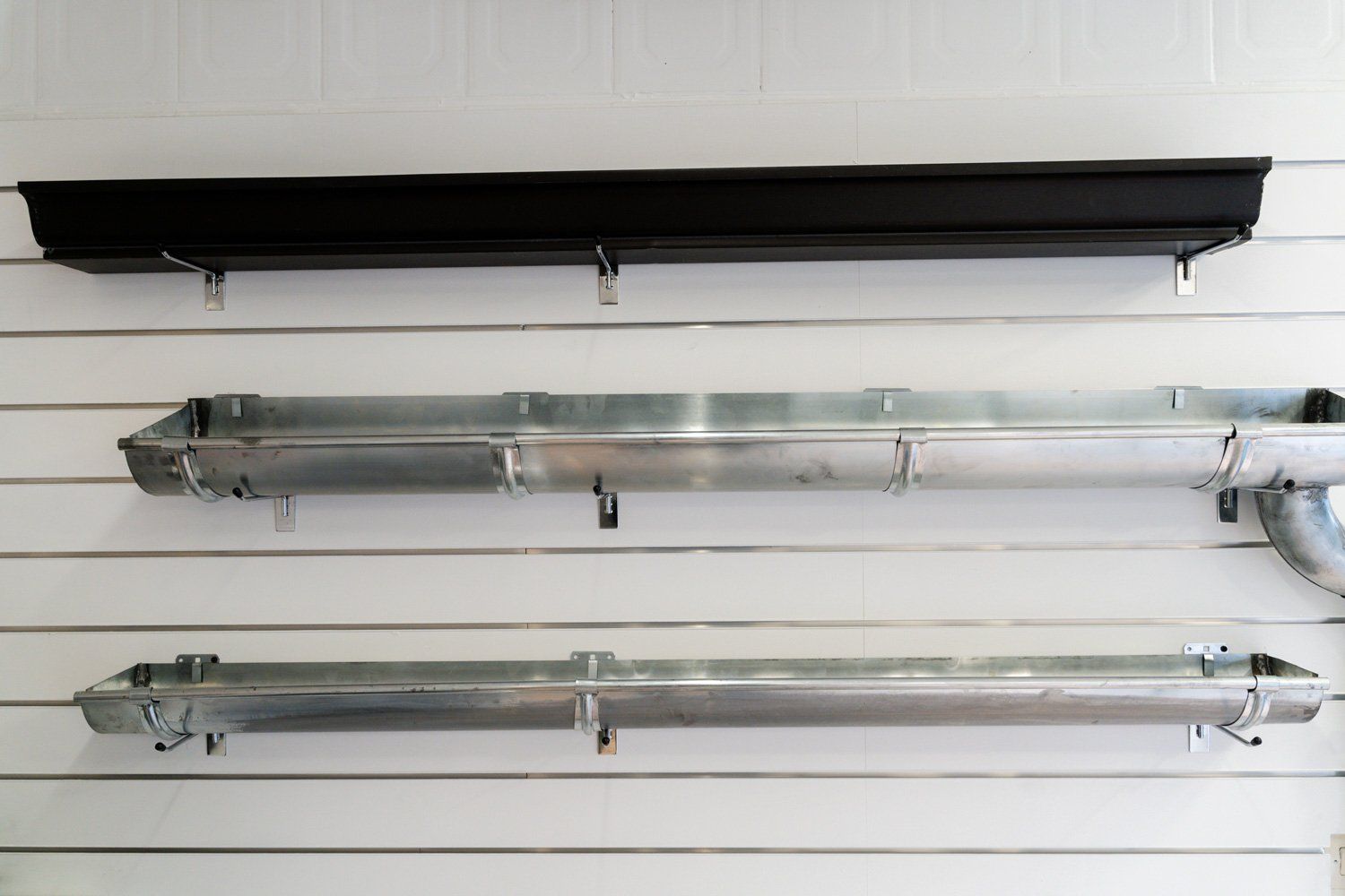 Différents éléments de zinguerie du showroom Les Compagnons du Bâtiment