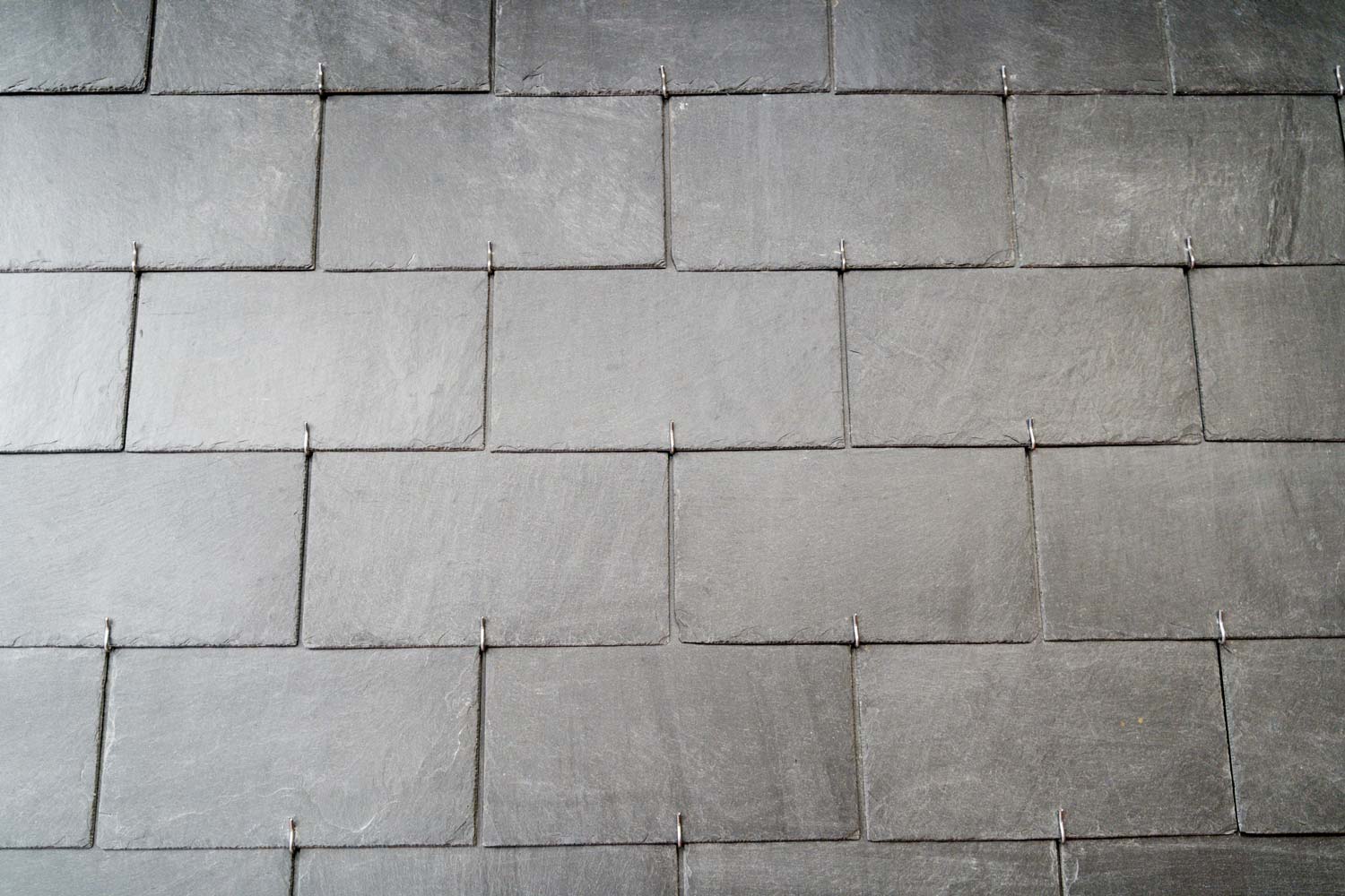 Gros plan sur des tuiles en ardoise