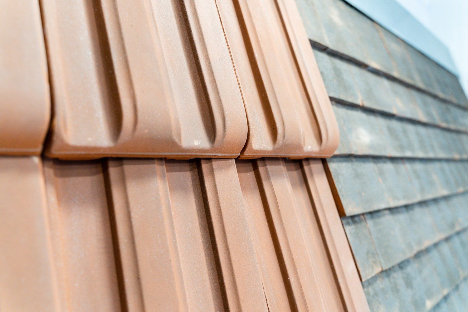 Gros plan sur des échantillons de couvertures pour toit