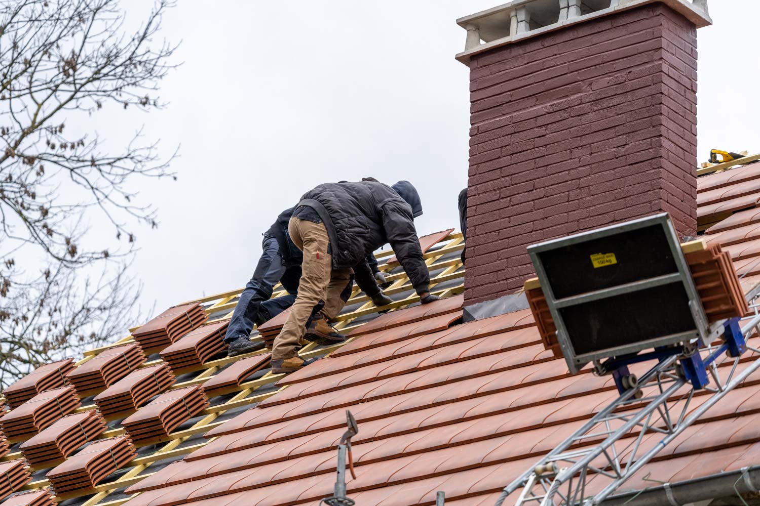 Équipe Les Compagnons du Bâtiment en train d'intervenir sur une toiture