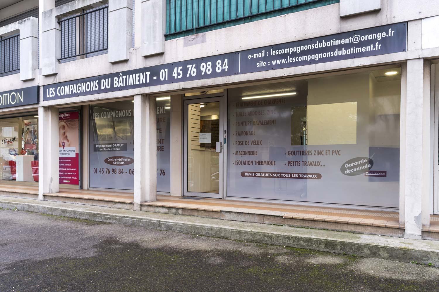 Devanture du showroom des Compagnons du Bâtiment